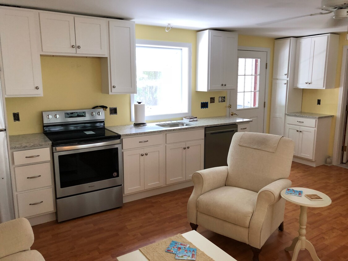 Full Kitchen - 24 Lockwood Dr