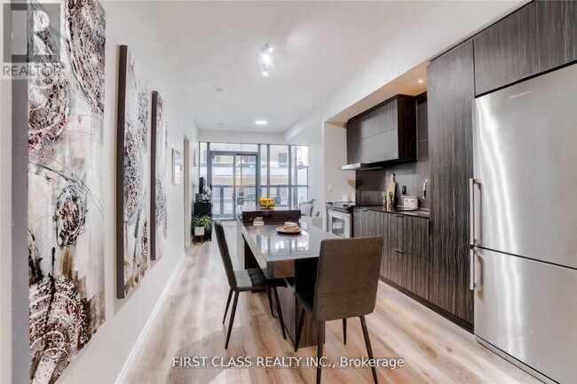 Building Photo - 101 Charles St E