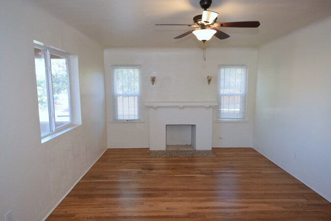 Building Photo - 2 Bedroom Casita NOB HILL/UNM CNM AREA WITH GARAGE, FENCED YARD