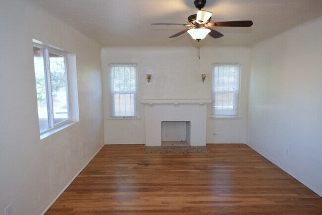 Foto del edificio - 2 Bedroom Casita NOB HILL/UNM CNM AREA WITH GARAGE, FENCED YARD