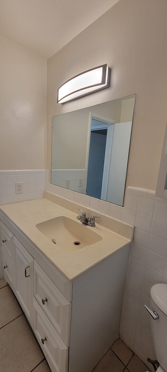 bathroom - 2011 NE 56th St