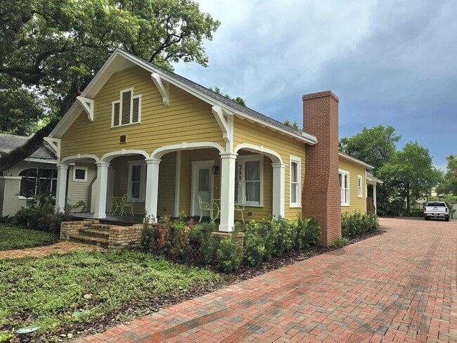Building Photo - Lakeland's Historic District: 3 Bed/2 Bath
