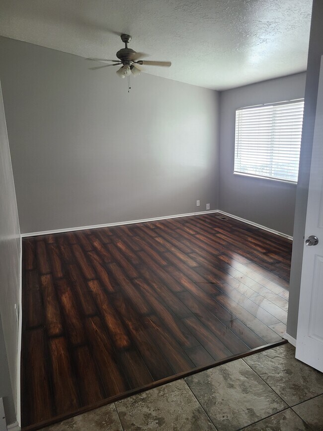 Sala de estar - 2679 S Melville Dr