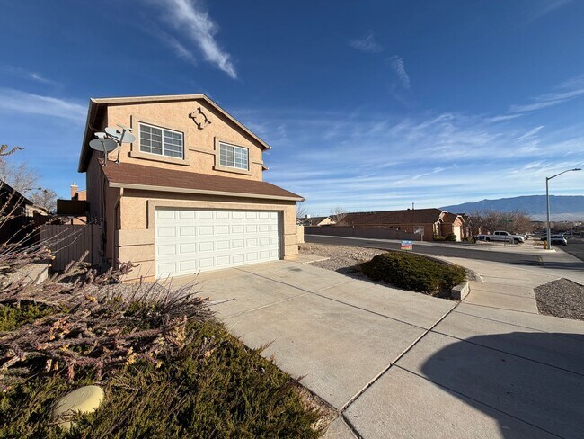 Foto del edificio - 4 Bedroom Home Available Near Unser Blvd NW & McMahon Blvd!