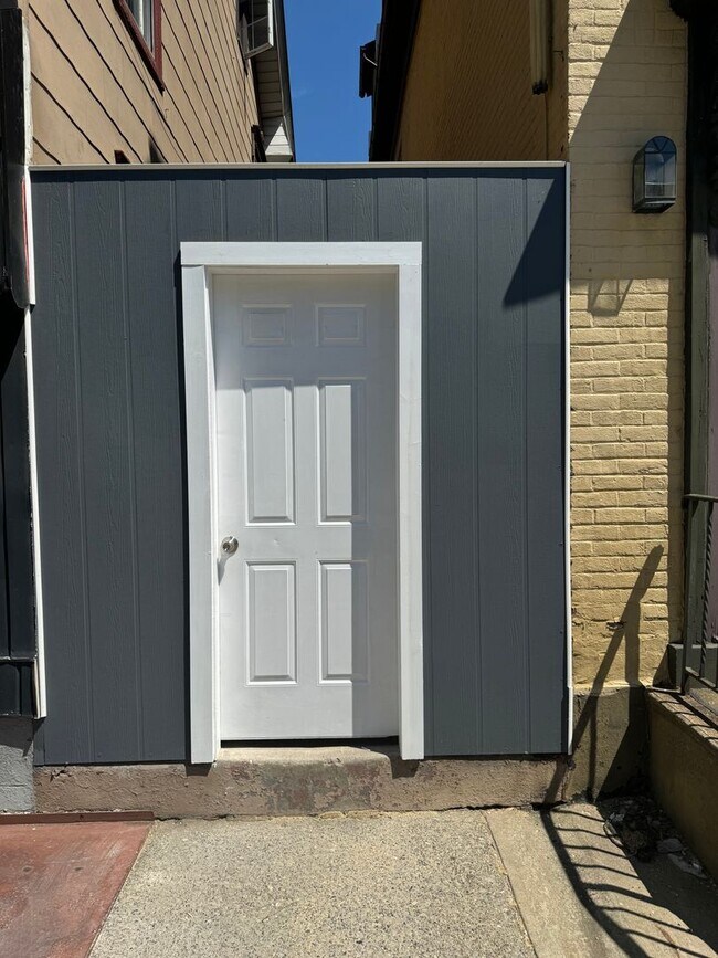 Building Photo - 606 3rd Ave