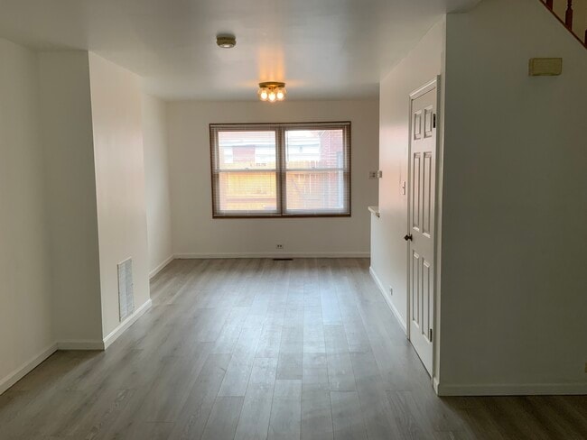 Building Photo - 1610 W 103rd St