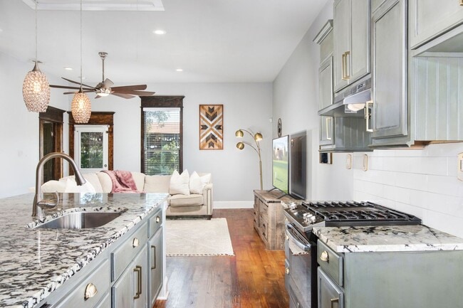 Building Photo - Lavaca