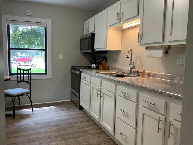 Kitchen - 2424 S Memorial Dr