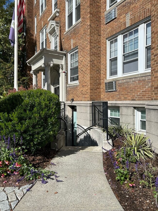 Foto del edificio - GREAT 2Br/1Bth. Must see. Nice and clean, stainless steel appliances.