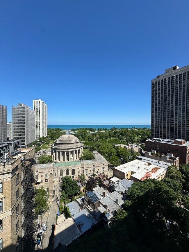 Foto del edificio - 2740 N Pine Grove Ave