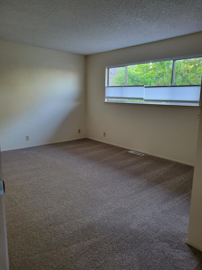 Building Photo - Great 2 bedroom 1.5 bath Townhome