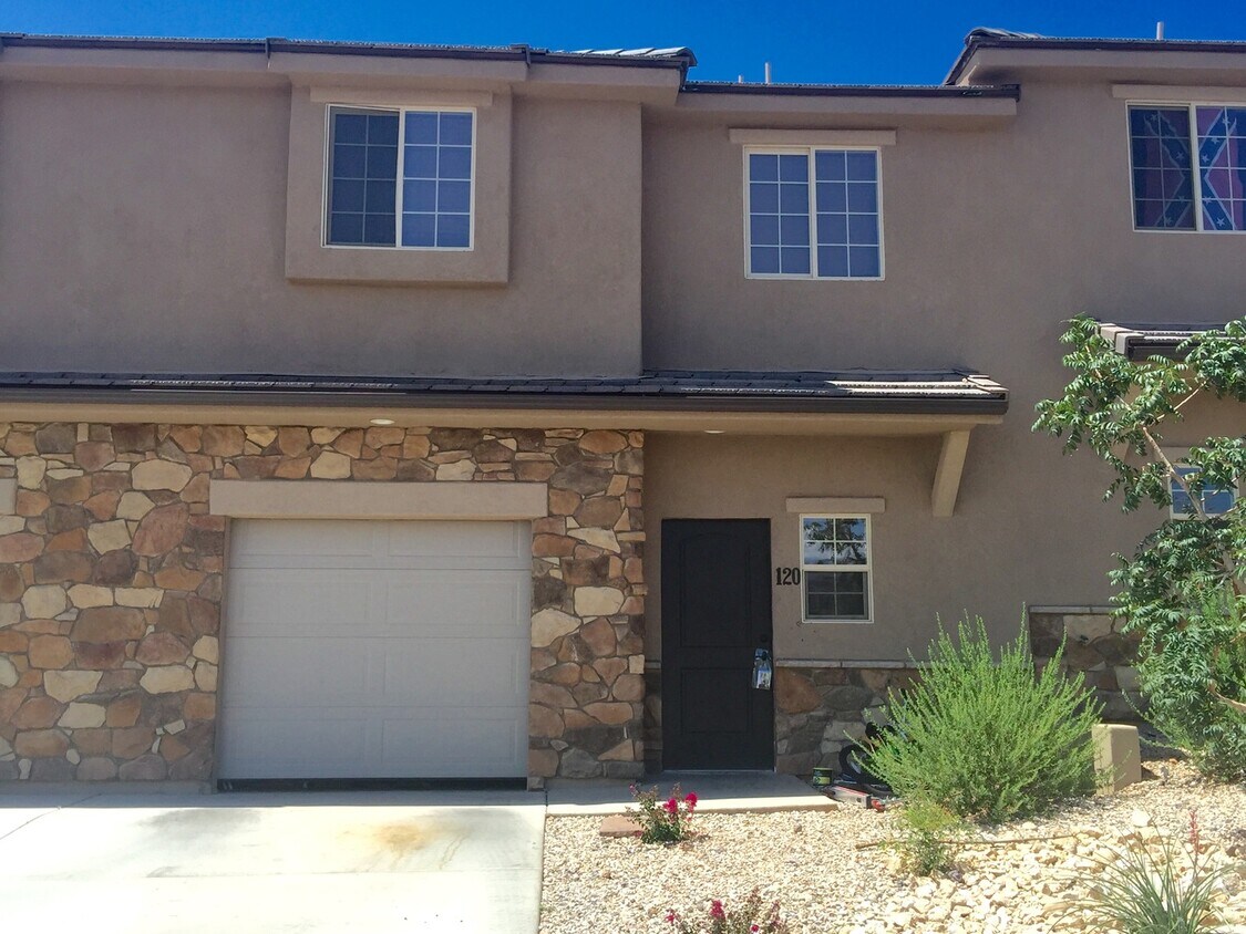 Foto principal - Millcreek Springs Townhome