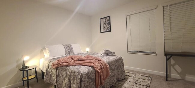 Building Photo - Room in 3 Bedroom Home at Greenmarket St