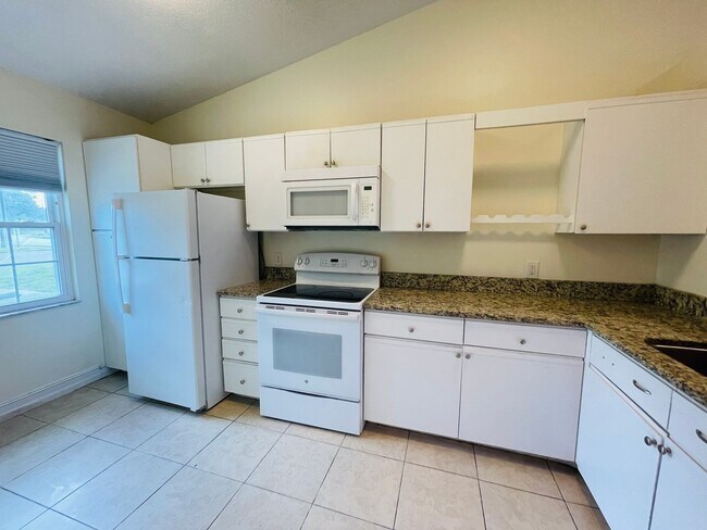 Foto del edificio - Cozy 2-Bed, 2-Bath Gem with Modern Comfort...