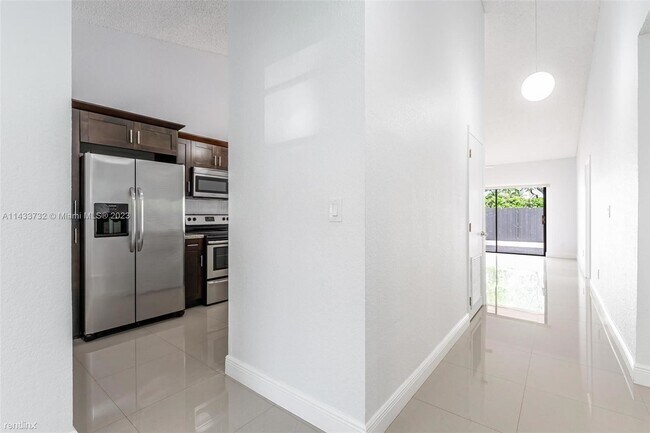 Foto del edificio - 3 br, 2 bath Townhome - 6329 SW 147th Ct