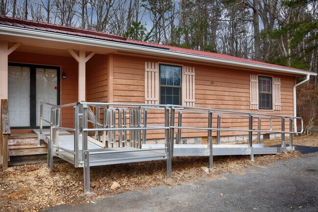 Foto del edificio - Spacious & Charming in Scottsboro!