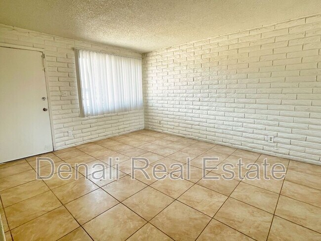 Building Photo - 8107 W Earll Dr
