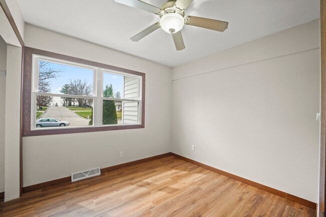 Building Photo - 2312 Valley High Dr
