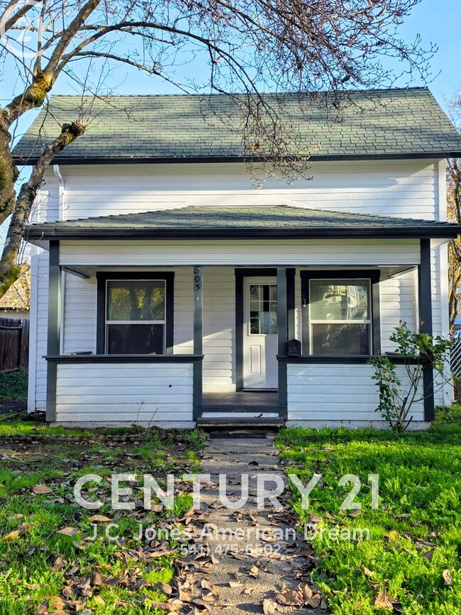 Building Photo - 805 SW 4th St