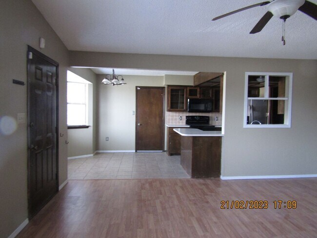 Building Photo - PETS IS NEGOTIABLE WITH OWNER APPROVAL!