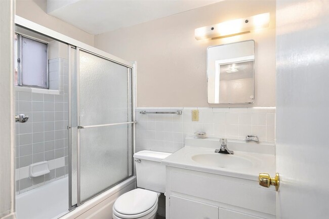 Foto del edificio - Urban Convenience: 1-Bedroom with Walk-In ...