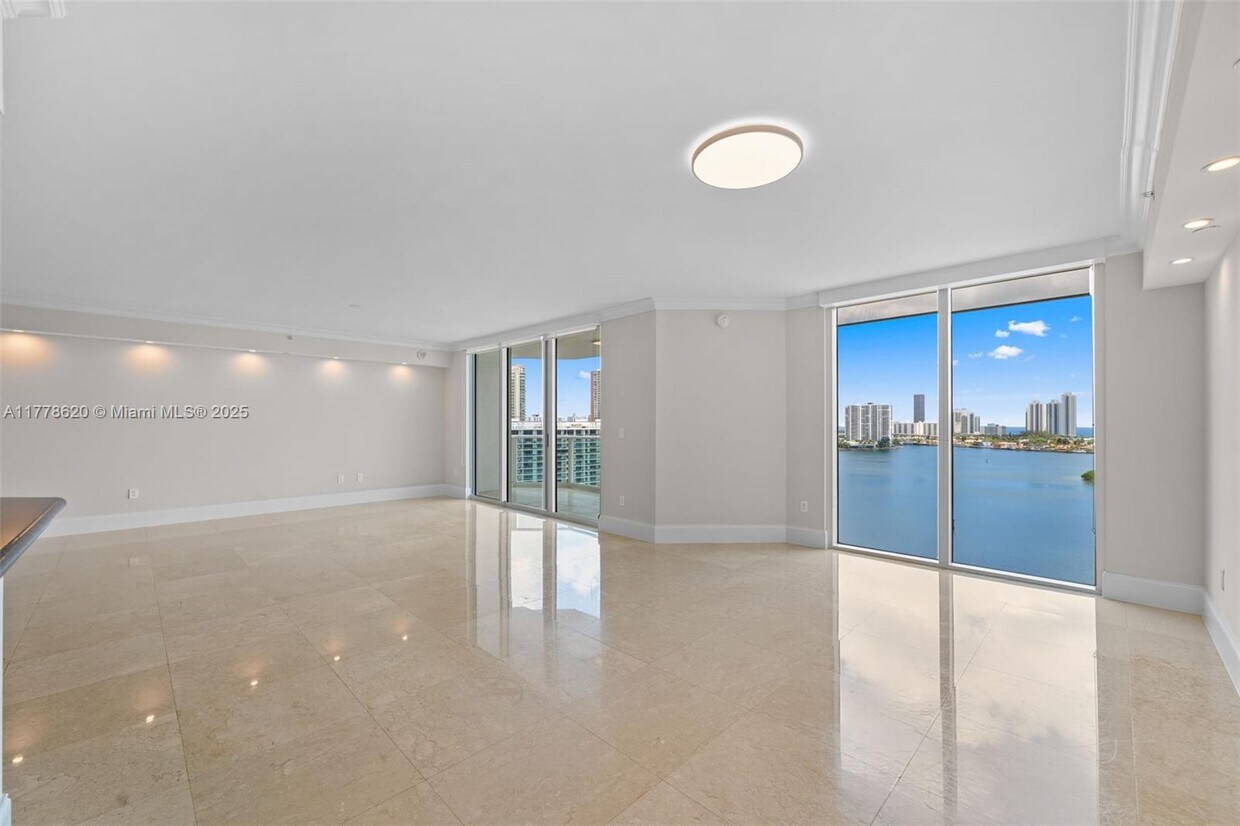 Foto principal - 3301 NE 183rd St