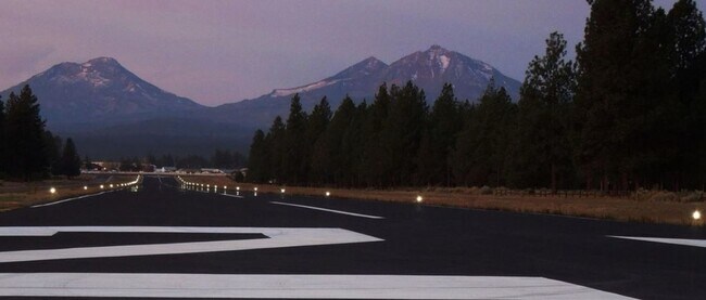 Foto del edificio - Fantastic 3-Bdr Home with Private Airport Access!