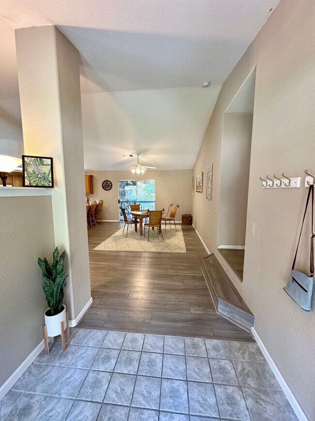 Building Photo - Beautiful 3 Bedroom 2 Bath Single Family H...