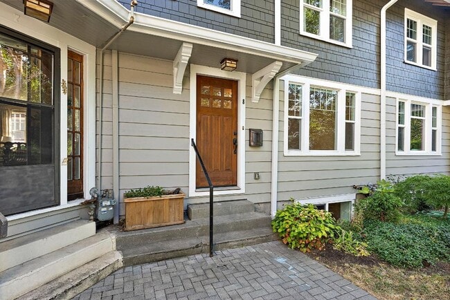 Foto del edificio - Modern 4-Story Townhouse in Tacoma’s Histo...