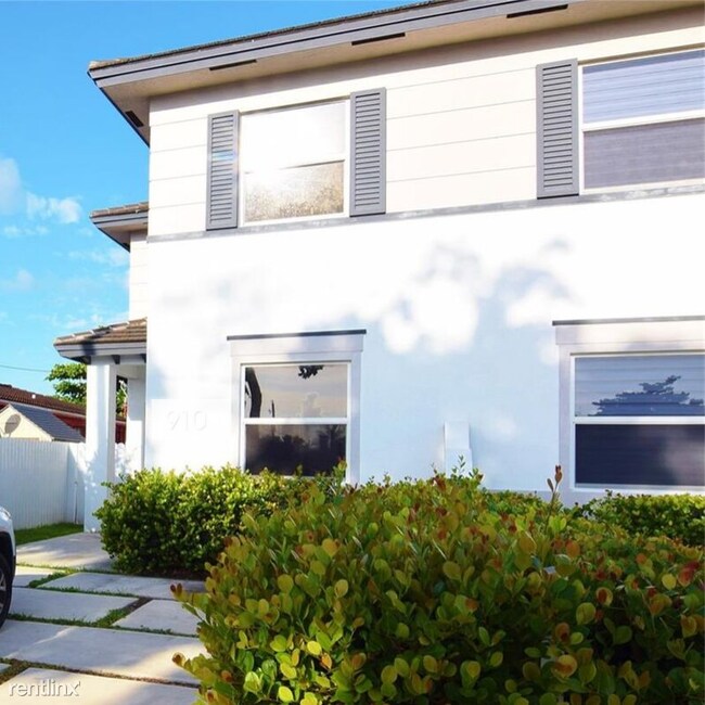 Foto del edificio - 4 br, 3 bath House - 900 SW 65th Ave