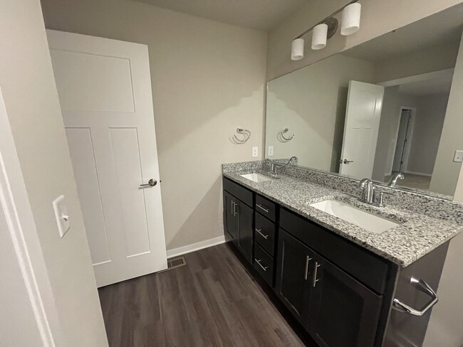 Master Bedroom bath - 4856 Lacy Rd