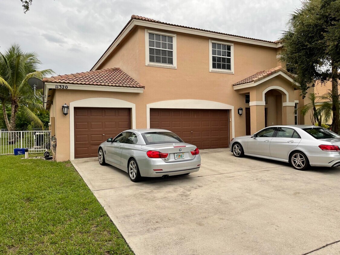 Primary Photo - 11320 Edgewater Cir