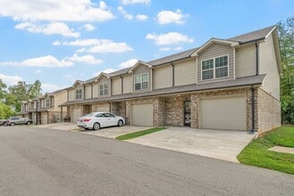 Building Photo - 135 Country Ln