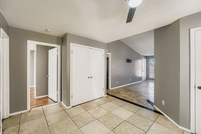 Foto del edificio - Room in Apartment on West Loop