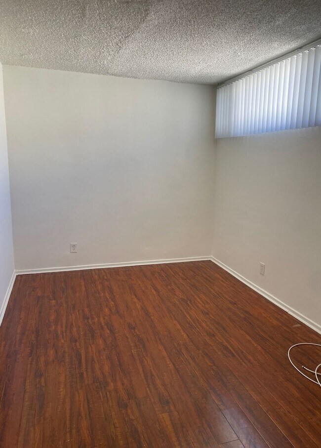 Building Photo - Spacious 1 Bedroom located in Canoga Park!...