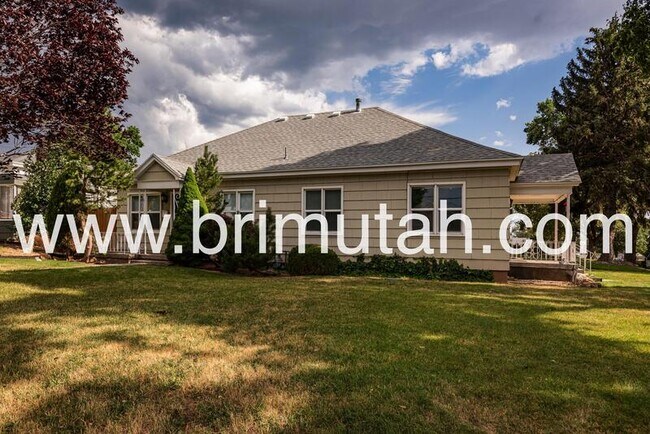 Building Photo - 2364 E Redondo Ave