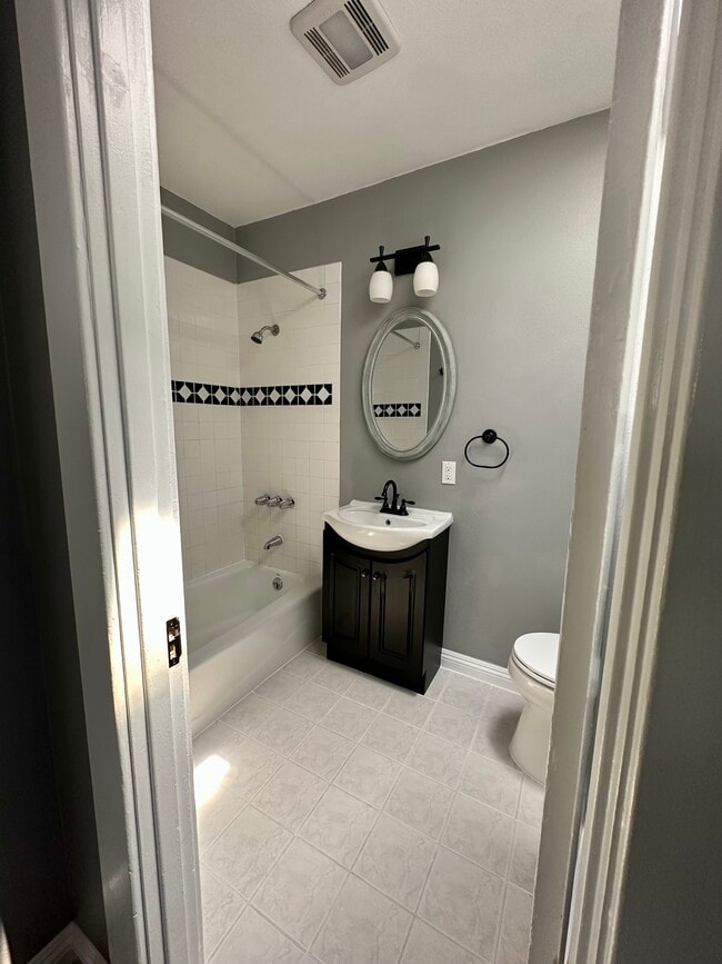 Bathroom with shower/ tub - 1535 Freeman Ave