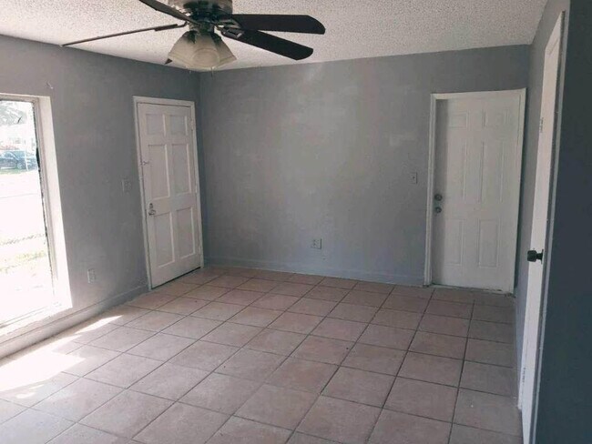 Foto del edificio - 2398 NW 33rd St