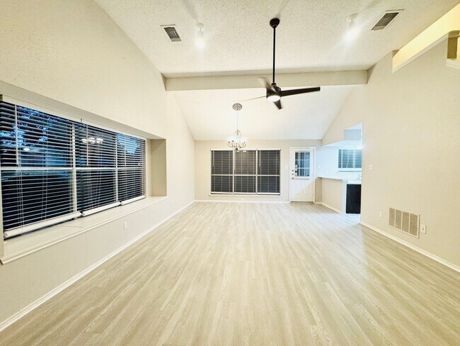 Building Photo - Spacious 3-Bed 2.5-Bath on Northeast Side ...