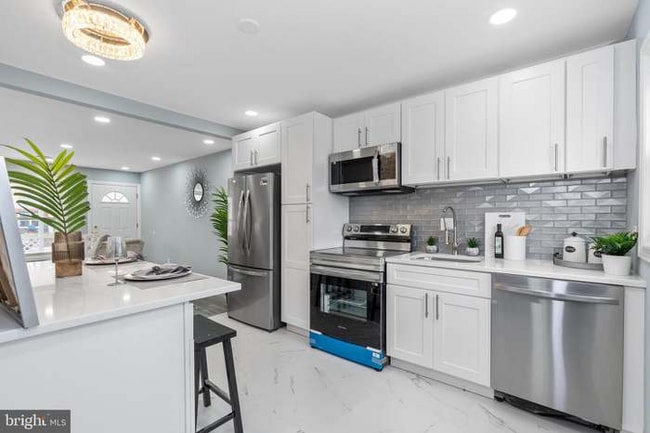 Building Photo - 372 Sheridan Dr