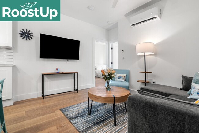 Foto del edificio - Furnished private bedroom with private ensuite bath