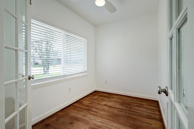 Foto del edificio - 982 W 41st St