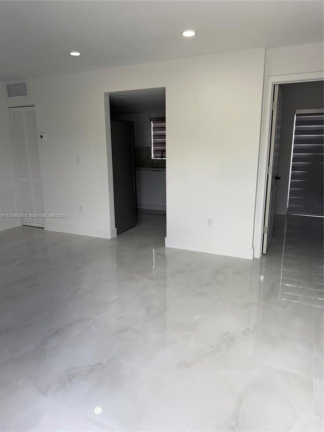 Building Photo - 6510 SW 112th Ct