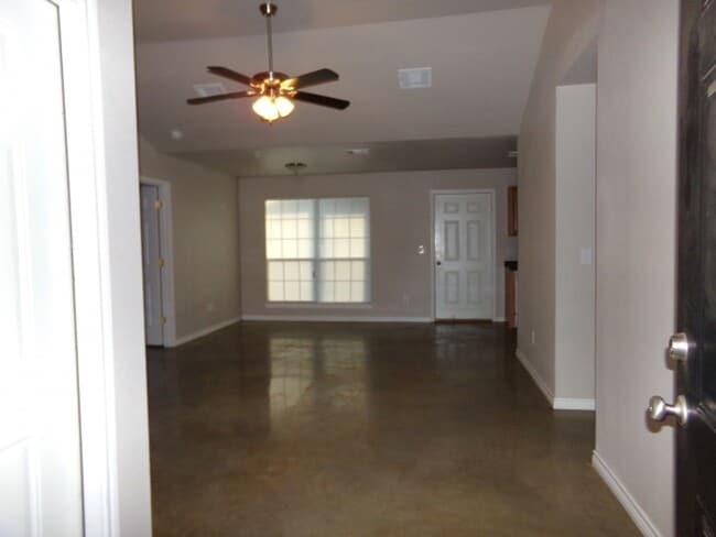 Building Photo - 4 Bed 2 bath house