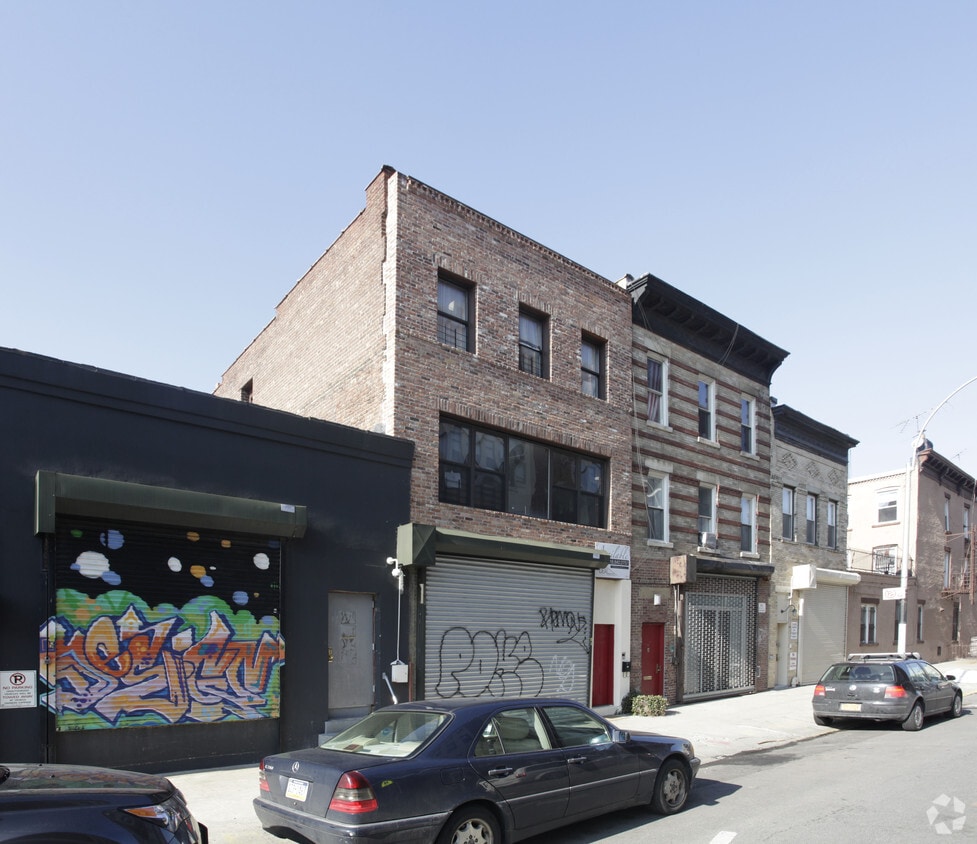 Primary Photo - 14 Whitwell Pl