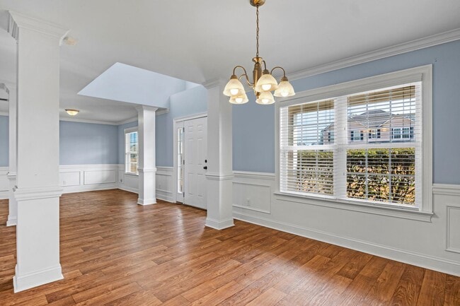 Building Photo - Spacious 4 Bedroom House With 3 Full Baths...