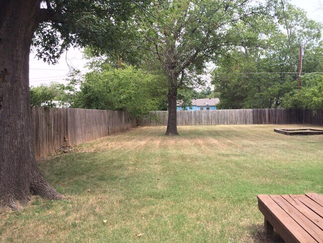 Gran patio trasero - 718 Cordell St