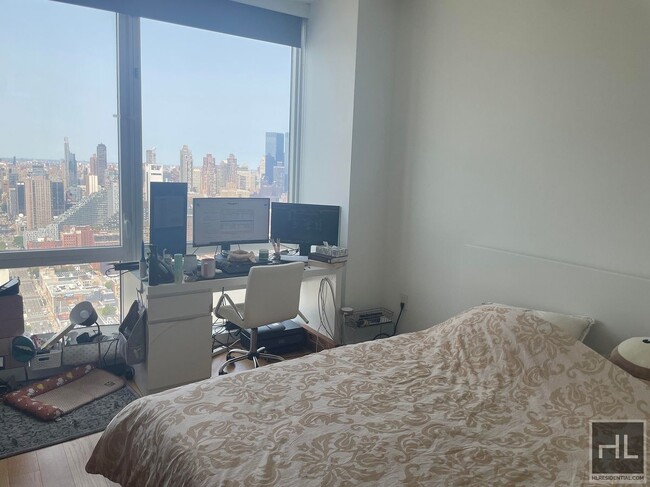 Building Photo - Furnished Luxury 1BR! WD in unit! 54th flo...