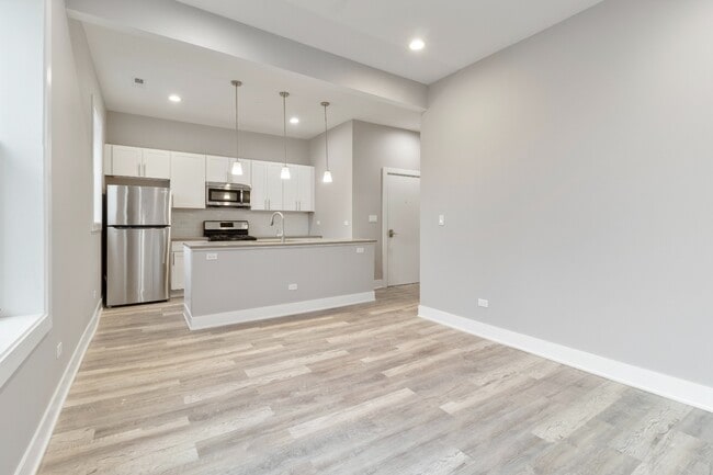 Photo - Top Floor, Gorgeous, Renovated 2bd/2bth, West Town Available 4/20 Apartment