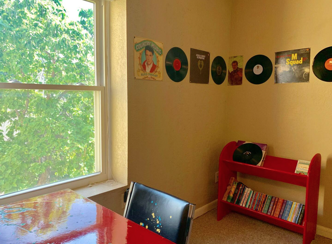 living area with view of trees - 117 W Harrison Ave